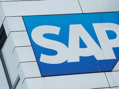  Logo de SAP en la sede central de la compañía en Walldorf (Alemania). 