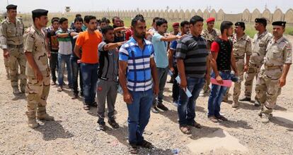 Voluntarios, en un centro de reclutamiento del Ej&eacute;rcito en Bagdad. 