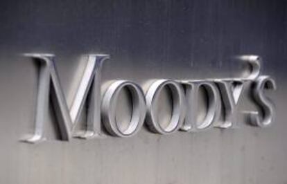 Fotografa de archivo del logo corporativo de Moody's, en la sede de la Agencia, en Nueva York (Estados Unidos). EFE/Archivo