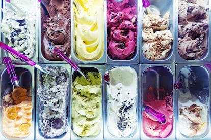 Mostrador con diferentes sabores de helados en Altea.