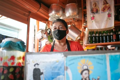 A comerciante Maria Lúcia da Silva, de 65 anos, trabalha há mais de 40 anos em uma lanchonete no mercado público de Juazeiro do Norte.