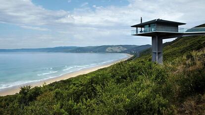 Minimizar la huella: sobre una columna de 13 metros clavada en Fairhaven, al sur de Australia, la Casa del Poste de F2 Architecture es un cuadrado con vistas abiertas al estrecho de Bass y cerradas al puente por el que se accede desde la colina.