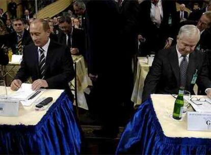Vladímir Putin (izquierda) y el responsable de Defensa de EE UU, Robert Gates, ayer en Múnich.