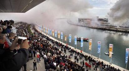 El público contempla el disparo de la <i>mascletà</i> desde el edificio Veles e Vents, junto al canal de la Copa del América.