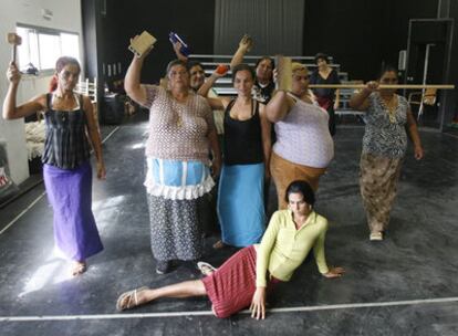 Las mujeres gitanas de El Vacie, en un ensayo de <i>La casa de Bernarda Alba, </i>que dirige Pepa Gamboa para el TNT de Ricardo Iniesta.