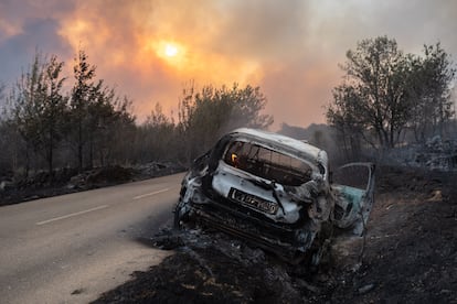 Un coche quemado en la salida de Abejera, en Zamora.