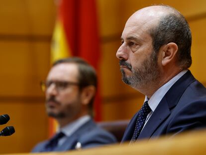 Pedro Rollán, presidente del Senado, durante el minuto de silencio por el expresidente de Canarias, este martes en la Cámara alta.