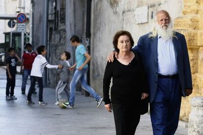 Los padres de Antonino Agostino, un policía asesinado en Palermo en 1989. Su padre juró que no se cortaría el pelo hasta que la policía hallara a los asesinos de su hijo.