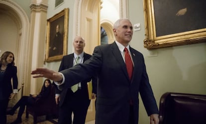 El vicepresidente Mike Pence visita el Capitolio este martes.