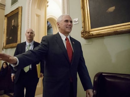 El vicepresidente Mike Pence visita el Capitolio este martes.