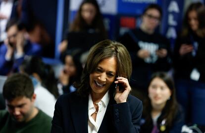 Kamala Harris realiza una llamada telefónica este martes desde la sede del Comité Nacional Demócrata