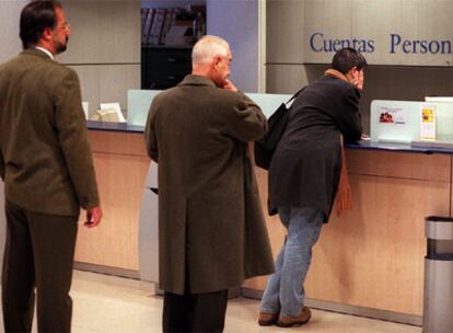 Clientes en una oficina del BBVA en Madrid.