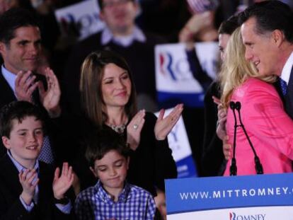 Romney, con su esposa hoy en Boston
