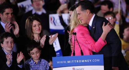 Romney, con su esposa hoy en Boston