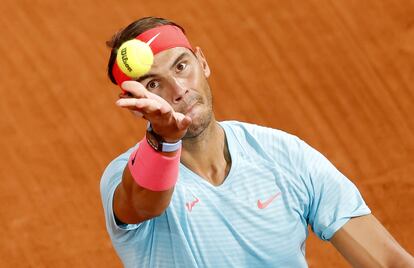 Nadal sirve durante su partido de la tercera ronda en París, el viernes frente a Travaglia.