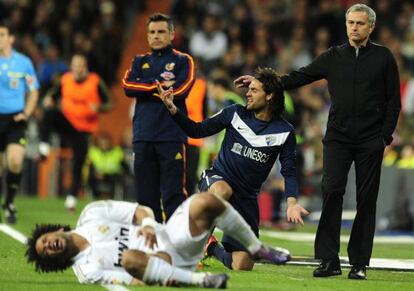 Sergio S&aacute;nchez y Marcelo, en el suelo, con Mourinho de fondo.