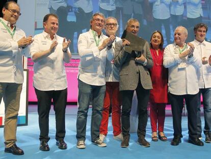 De izquierda a derecha, Hilario Arbelaitz, Martin Berasategui, Andoni Luis Aduriz, Ramón Roteta, Michel Brass, Roser Torras, Juan Mari Arzak, Josean Alija y Pedro Subijana.