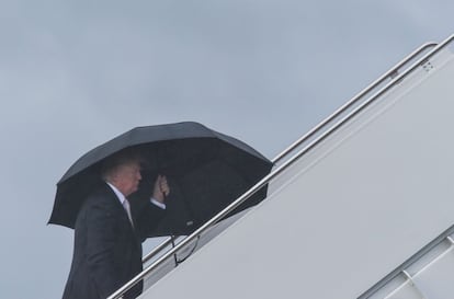 En otras ocasiones hemos visto a Trump con el cabello alborotado por el viento mientras subía al avión oficial.