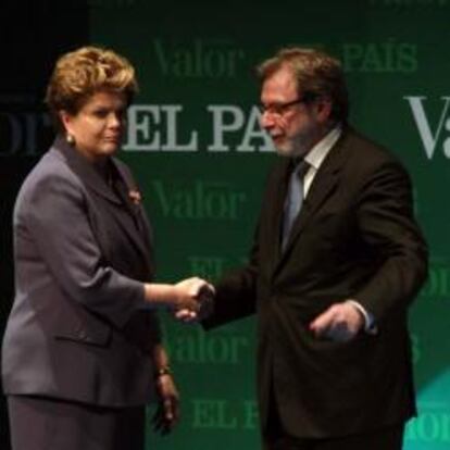 La presidenta brasileña, Dilma Rousseff, con el presidente de Prisa, Juan Luis Cebrián