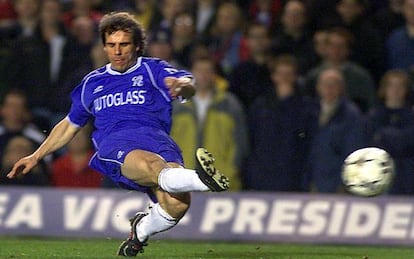 Zola, con la camiseta del Chelsea, marca un gol al City en el año 2000.