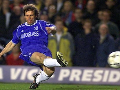 Zola, con la camiseta del Chelsea, marca un gol al City en el año 2000.