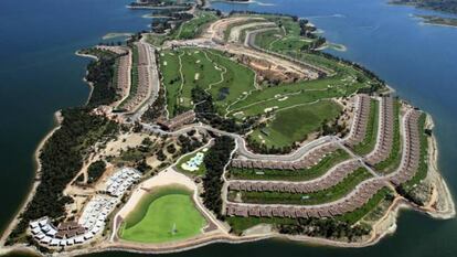 Imagen de la isla con la urbanización y el campo de golf.