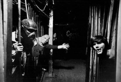 Interior de una casa del terror organizada por la Junior Chamber de Denver (Colorado, EE UU) en 1977. En primer término, Darth Vader.