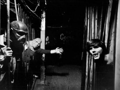 Interior de una casa del terror organizada por la Junior Chamber de Denver (Colorado, EE UU) en 1977. En primer término, Darth Vader.