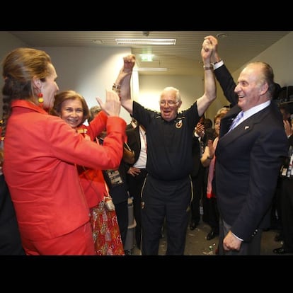 La familia Real felicita a Luis Aragonés tras la consecución del título europeo. El Sabio de Hortaleza apostó por el talento de un elenco de centrocampistas bajitos y geniales, y, tras muchos años de debate sobre la identidad del juego de la selección, definió un estilo -apoyado por los jugadores del Barcelona- y le dio una marca: La Roja. Fue el último encuentro de Aragonés como seleccionador antes de que Del Bosque recogiera su legado.