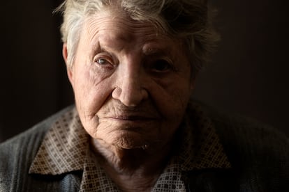 Juana Ramayo Pacheco (95 años), fotografiada por Clauss en 2021. Su hermana Catalina era adolescente cuando la fusilaron el mismo día en que las tropas sublevadas entraron en la localidad onubense de Nerva, el 26 de agosto de 1936. La detuvieron acusada de haber ido a ver una manifestación. Juana, a sus 95 años, sigue teniendo miedo. Nunca ha dejado a sus hijos ir a una manifestación.