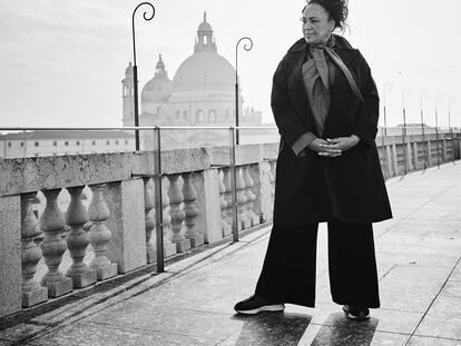 Lesley Lokko, comisaria de la XVIII Bienal de Arquitectura de Venecia, retratada en la ciudad italiana.