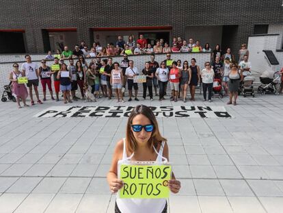 Vecinos de la Avenida Castilla y León de Tres Cantos reunidos contra la especulación de sus pisos por parte del fondo buitre Fidere.