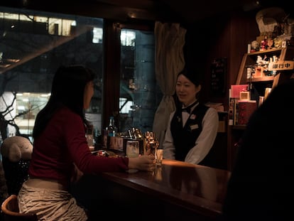 Interior del Tenderly Bar, en el popular distrito de Omori, en Tokio, Japón.