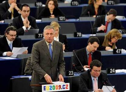 El primer ministro checo, Mirek Topolanek, se dirige ayer al pleno de la Eurocámara en Estrasburgo (Francia).