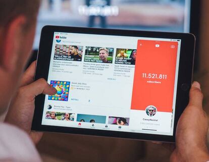 YouTube en un tablet y fondo