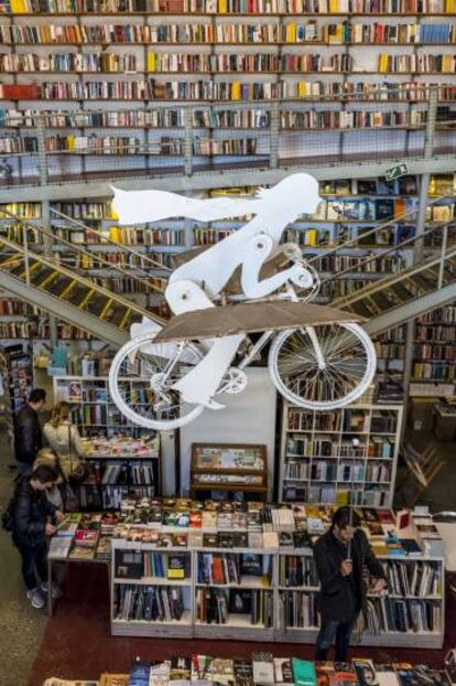 Interior de la librería Ler Devagar, en Lisboa.