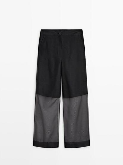 Massimo Dutti juega al ‘veo veo’ en estos pantalones de organza en los que las transparencias, en riguroso negro, son las responsables de poner el punto festivo. (99,95 €)