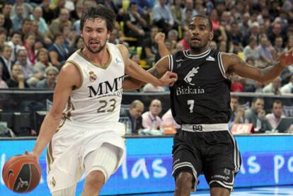 Llull penetra a canasta sorteando la marca de Jackson.