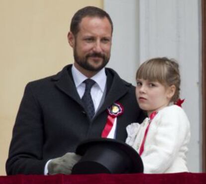 Haakon de Noruega con su hija Ingrid.