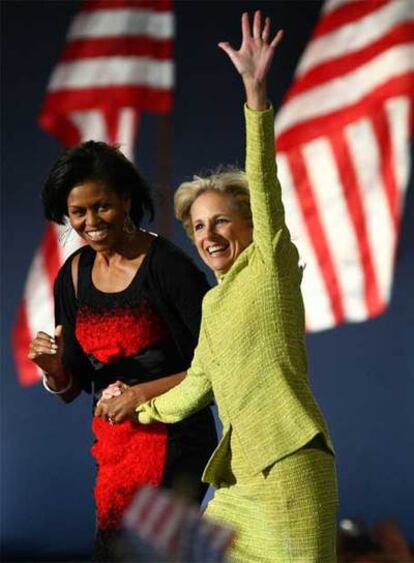 Michelle Obama y Jill Biden saludan en Grant Park (Chicago).