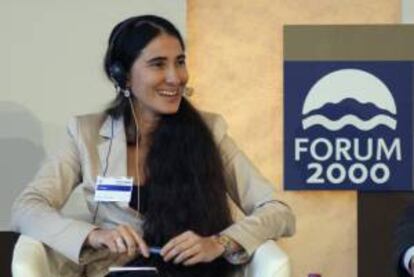 La bloguera y disidente cubana Yoani Sánchez participa en la capital checa en el Forum 2000, un encuentro de intelectuales y líderes políticos y religiosos que este año tiene como lema "Sociedades en transición".