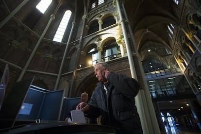 Un anciano bromea con los periodistas cuando vota en la iglesia de Posthoorn (Países Bajos) para las elecciones europeas. Las urnas han abierto esta mañana para dar inicio a cuatro días de votaciones en el que se enfrentan partido a favor de una integración europea más profunda contra los euroescépticos que quieren más poder para sus gobiernos nacionales.