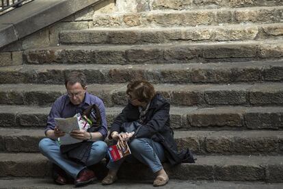 El turismo doméstico se recupera, y el mes de febrero, poco propicio a las escapadas porque no hay puentes oficiales, las noches de hotel reservadas por los españoles en España crecieron el 11,2%. En la imagen, turistas en el Barrio Gótico de Barcelona.