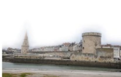 Panorámica del puerto viejo con sus dos icónicas torres.