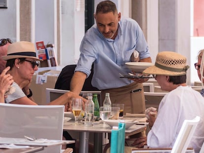 Un camarero sirve bebidas en una terraza, el pasado viernes en Maó (Menorca).