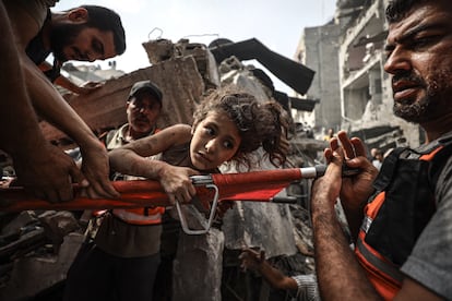 Die elfjährige Marah Haddad wird nach einem israelischen Angriff am Dienstag aus den Trümmern in Gaza-Stadt gerettet.