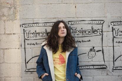 KURT VILE. En realidad, lo hemos incluido porque aparece en el cartel con una tipografía más pequeña. Fue el líder de melena revuelta y autodidacta de The war of Drugs, y su proyecto en solitario no debería pasar desapercibido. Puede que no tenga muy claro quién es el tío del espejo, tal y como se pregunta con esa voz nasal en ‘Pretty Pimpin’, pero sabe muy bien lo que hace. Seis discos, culminados con ‘b’lieve i’m goin’ down’ son prueba de ello.