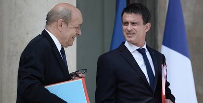 El ministro de Exteriores francés, Jean-Yves Le Drian, junto a Manuel Valls.