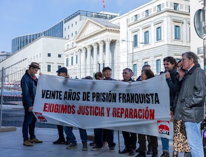 Protesta de Joan Buquets delante del Congreso de los Diputados, el 19 de noviembre de 2024 