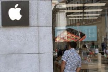 Logotipo de Apple en su tienda de la Puerta del Sol en Madrid.